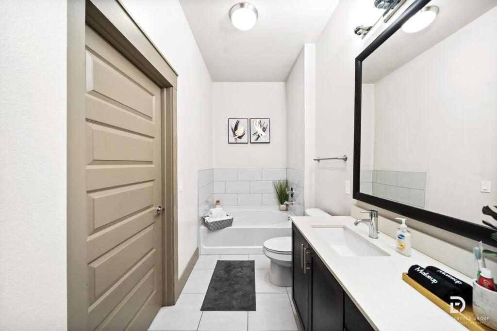 Downtown Houston Deluxe King Suite With Spa Amenities, Pool And Free Parking Eksteriør billede
